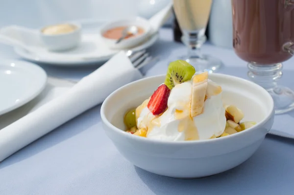 yoğurt ve bal ile meyve