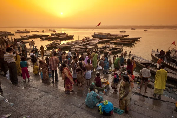 Yerel Hint ganga Nehri yakınında, kalabalık