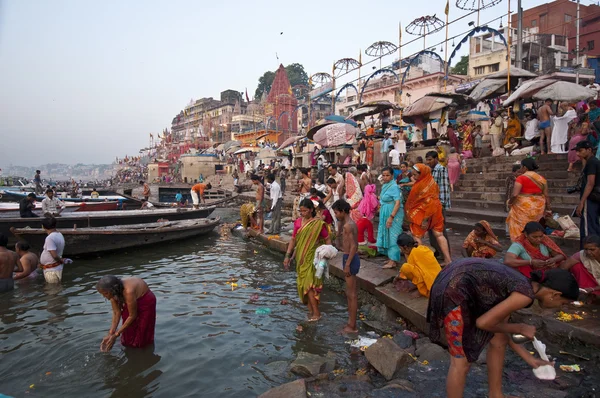 Multidão de índios locais perto do rio Ganga — Fotografia de Stock