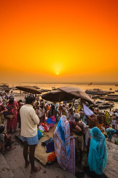 गंगा नदी के पास स्थानीय भारतीय की भीड़ — स्टॉक फ़ोटो, इमेज