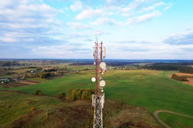 Mobil Kule kurulumu. Telefon sitesi ve Telekom Üs İstasyonu. 5G çevrimiçi internet üretimi. Mobil Kule Radyasyonu 'nun neden olduğu sağlık tehlikeleri. Telekomünikasyon ve kablosuz ağ. Wifi anteni.