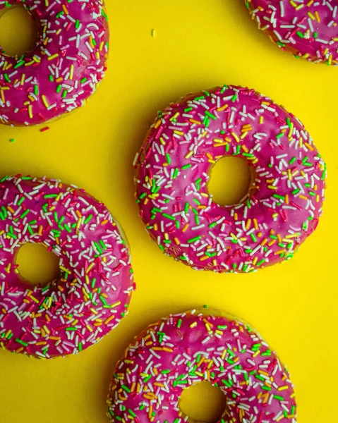 Sarı Arkaplanda Canlı Pembe Donutlar Flatlay