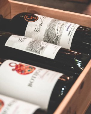 Kutudaki Şarap Şişeleri