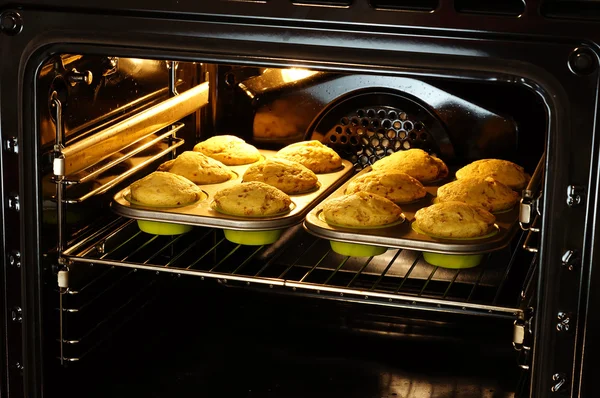 Ψήσιμο muffins σε φούρνο — Φωτογραφία Αρχείου