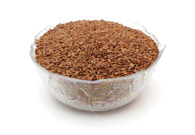 Beyaz arkaplanda izole keten tohumları