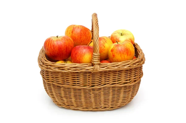 在篮子里的苹果红黄玉 — 图库照片