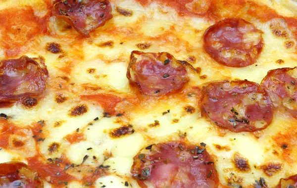 Close up van grote dikke Italiaanse salami pizza — Stockfoto