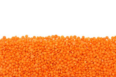 Beyaz arka plan üzerinde izole kırmızı mercimek kenarlık