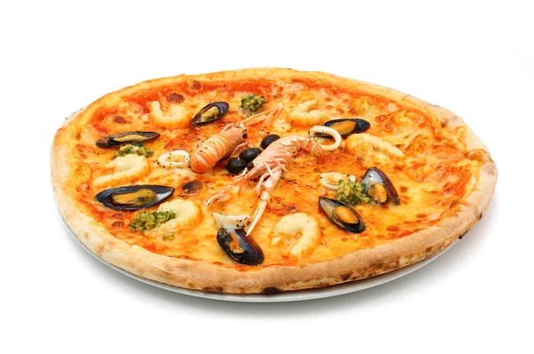 Большая итальянская пицца с морепродуктами и лобстером — стоковое фото
