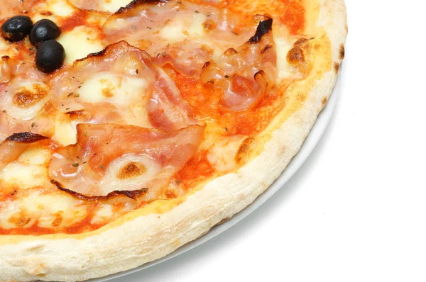 Крупный план большой жирной итальянской пиццы с беконом — стоковое фото