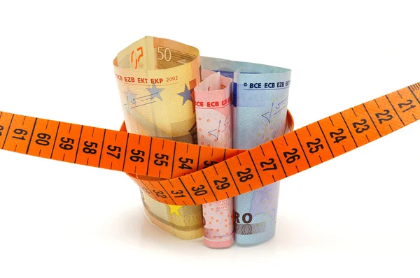 Концепция расчета стоимости с помощью денег и измерительной ленты — стоковое фото