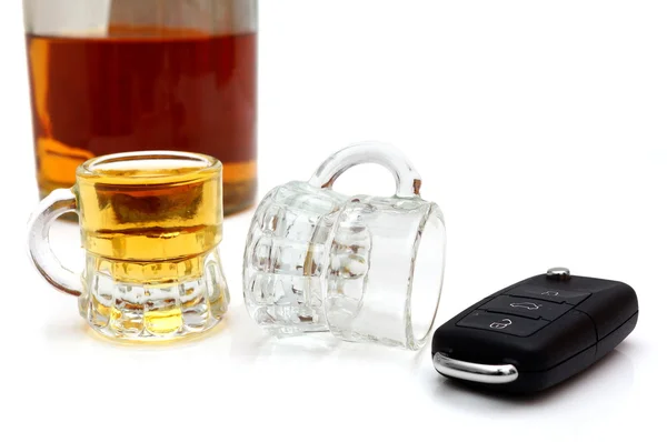 Pojęcie pijany kierowca z butelki whisky, szklanki i samochodu — Zdjęcie stockowe