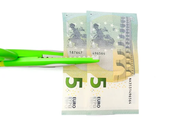 Сокращение расходов концепция с помощью денег, ножниц — стоковое фото