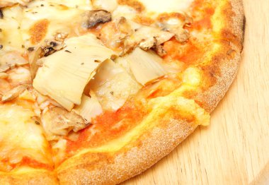 Vejetaryen pizza ile enginar ahşap plaka üzerinde