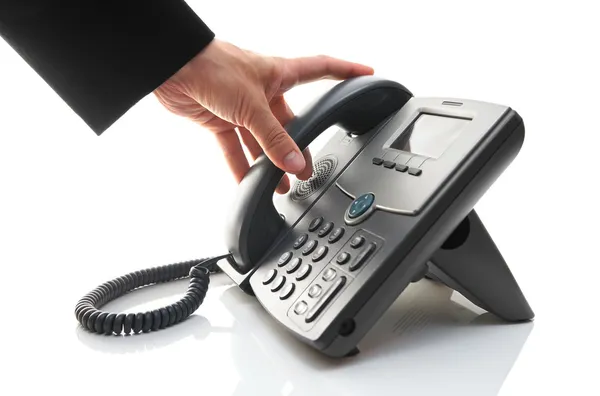 La mano del hombre está cogiendo el teléfono — Foto de Stock