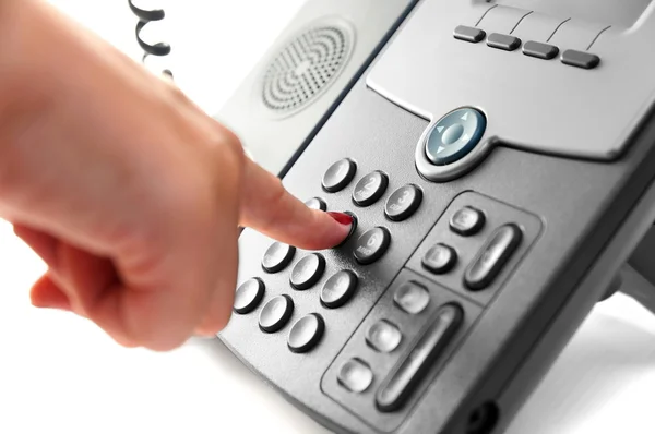 Donna mano sta componendo un numero di telefono con cuffie raccolte — Foto Stock