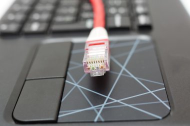 dokunmatik yüzey üzerinde Ethernet kablosu