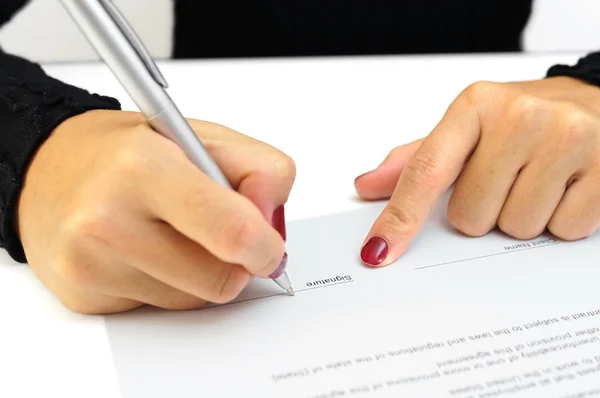 Женщина подписывает контракт — стоковое фото