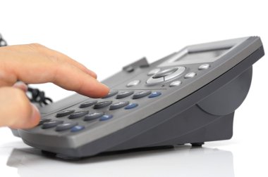 adam el aldı kulaklık ile bir telefon numarasını çevirme