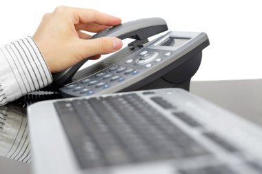 işadamı ofis telefon alıyor