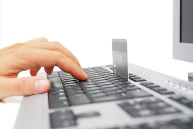 Erkek el bilgisayarı ve kredi kartı kullanarak online ödeme