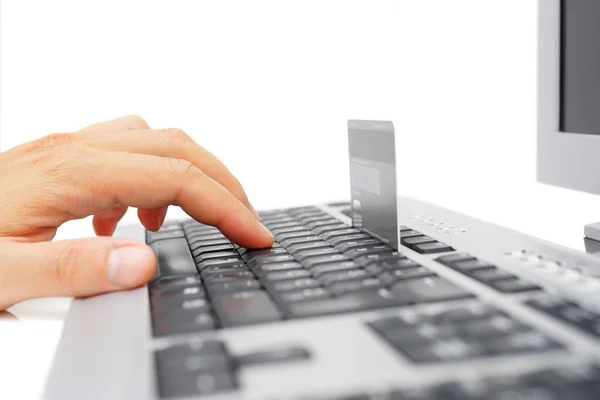 Mão masculina usando computador e cartão de crédito para pagamento online — Fotografia de Stock
