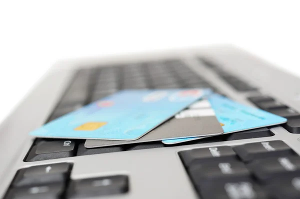 Concetto di shopping online con tastiera e carte di credito — Foto Stock