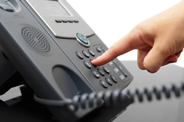 Vrouw hand is een telefoonnummer kiezen — Stockfoto