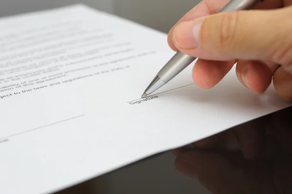 Firma di un contratto — Foto Stock