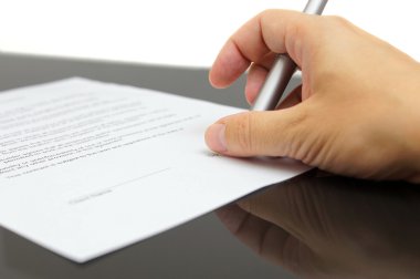 Makaleler Anlaşması imzalamadan önce işadamı inceliyor
