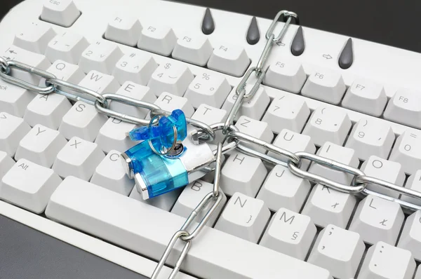 Concetto di sicurezza di Internet con tastiera e catena — Foto Stock