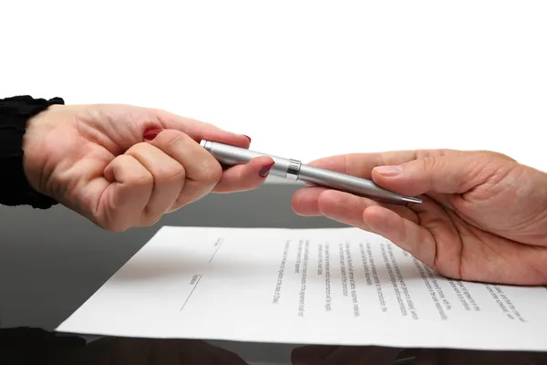 Zakenman zakenvrouw pen geven voor de ondertekening van de overeenkomst of — Stockfoto