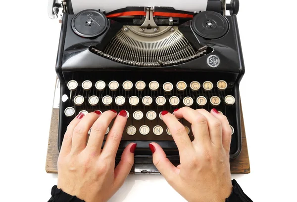 Primer plano de la mujer escribiendo con la vieja máquina de escribir Fotos de stock