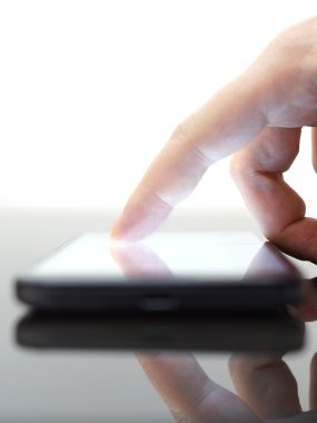 Genç yetişkin cep telefonu kullanıyor.