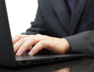 işadamı metin üstünde a laptop klavye yazma