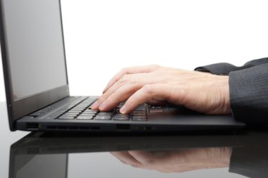 Bilgisayarda çalışan iş adamı