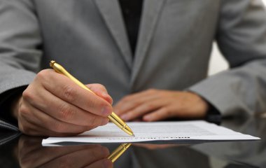 işadamı yerine getiren ve sözleşme imzalanması