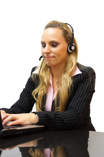 Vrij vrouwelijke support center operator met hoofdtelefoon — Stockfoto