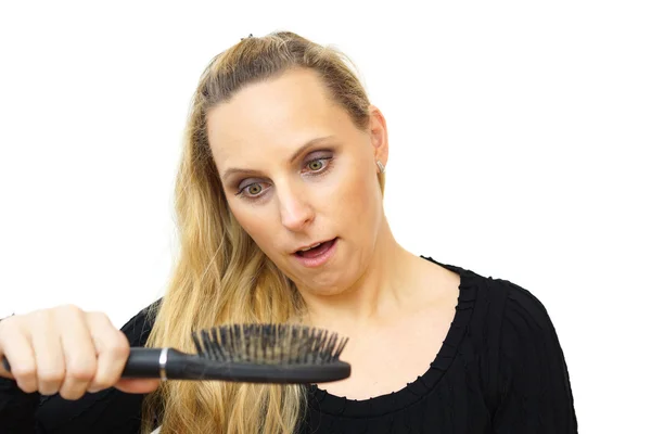 Women hand holding loss hair comb — Stock Photo, Image