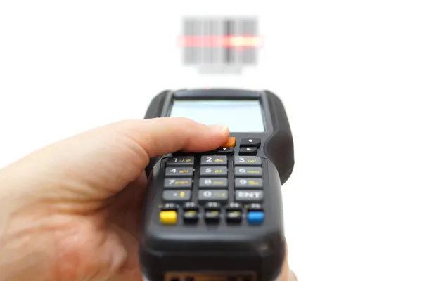 Donna tenere barcode scanner e scansioni con laser — Stok fotoğraf