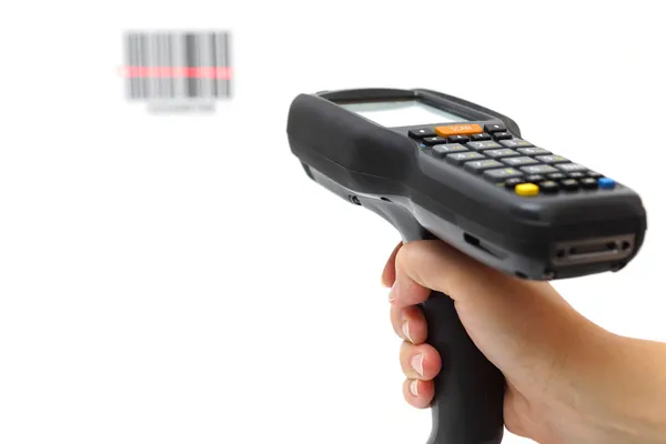 Vrouw houd barcode scanner en scans met laser — Stockfoto