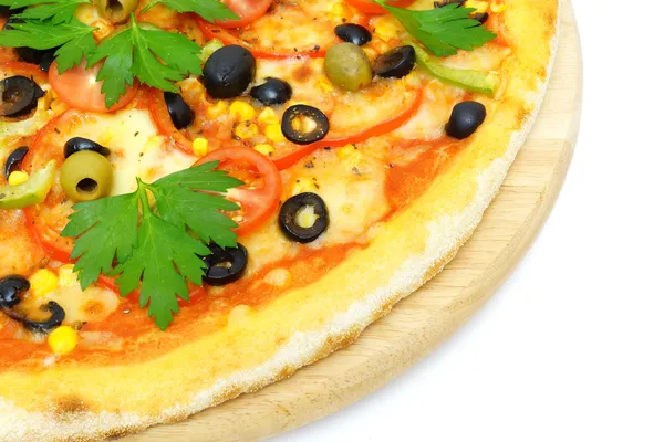 Pizza op houten plaat geïsoleerd — Stockfoto
