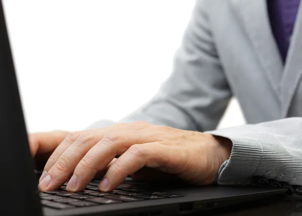 Biznesmen wpisywanie tekstu na klawiaturze laptopa — Zdjęcie stockowe
