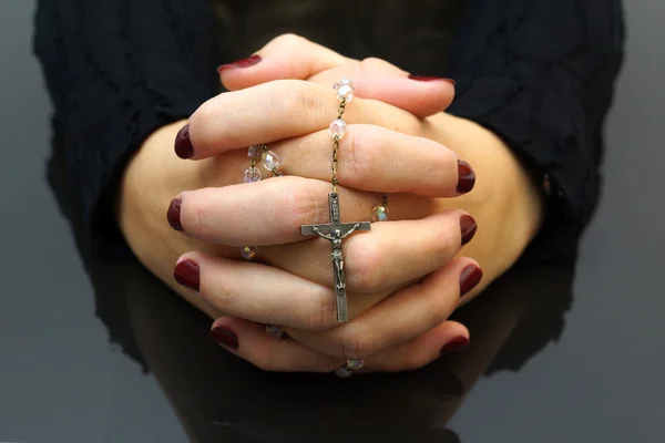 Praying with a rosary — Stock Photo, Image