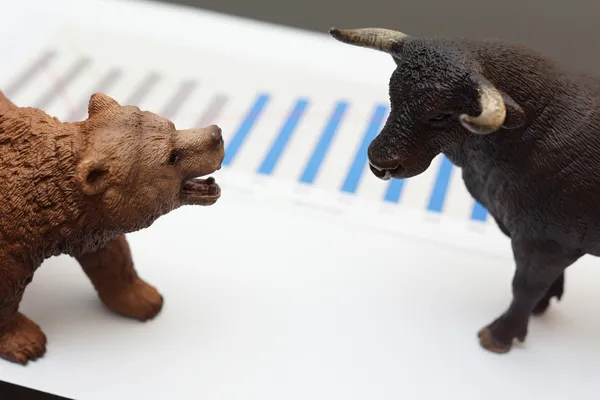 Stock trading with bull and bear — Stock Photo, Image