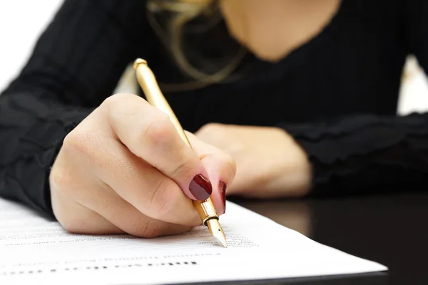 La donna sta scrivendo un documento — Foto Stock