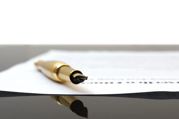 Договор с золотой перьевой ручкой на белом фоне — стоковое фото