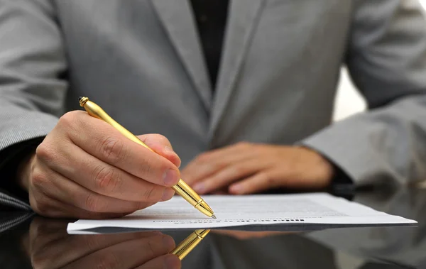 Businessman is fulfilling and signing contract — Stock Photo, Image