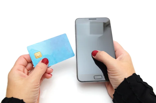 Närbild av affärskvinna betala med kreditkort på mobila phon — Stockfoto