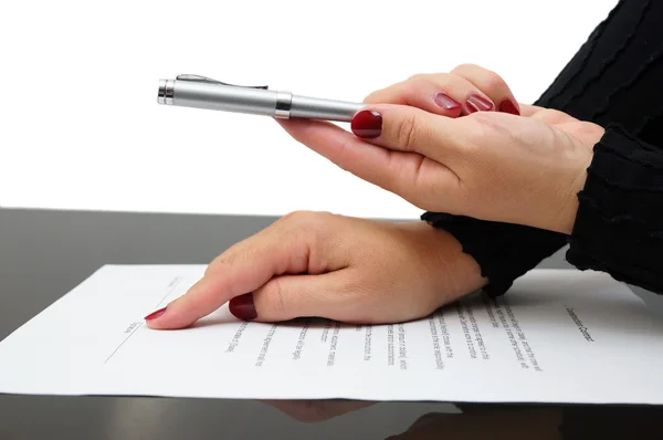Homme d'affaires offrant un stylo pour signer un accord — Photo